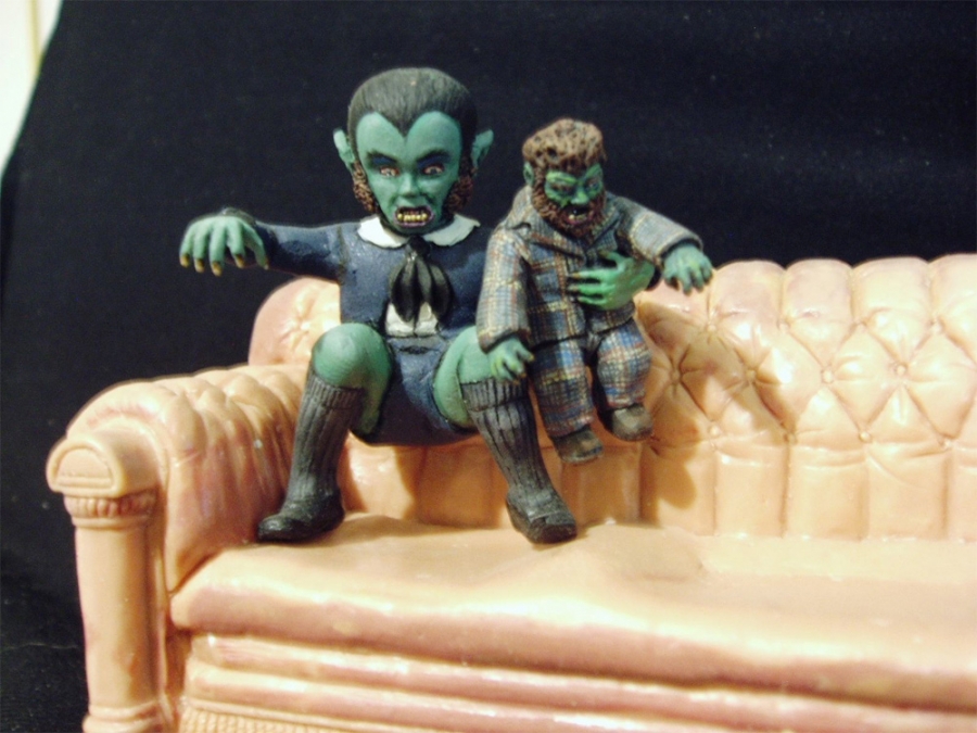 Munsters Aurora Scale Living Room Lily and Eddie with Couch Model Kit - Click Image to Close