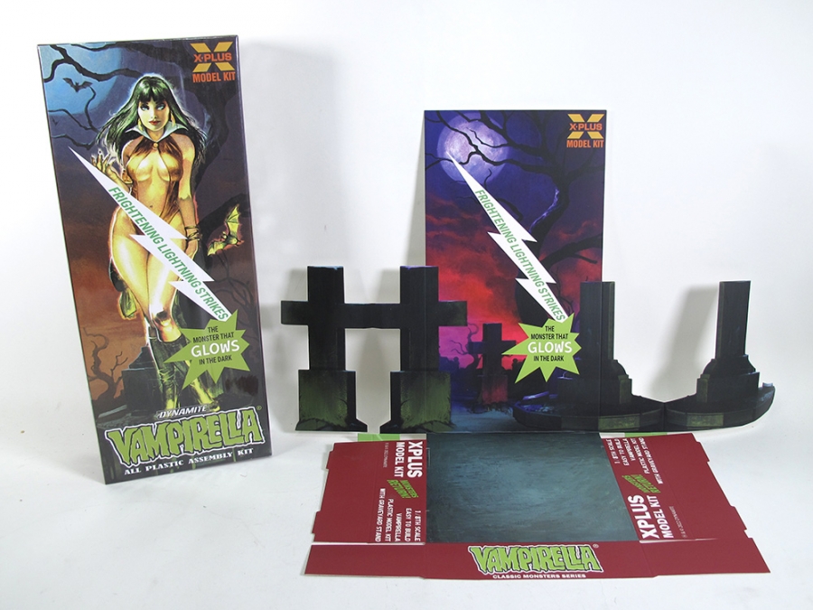 Vampirella Frightning Lightning 1/8 Scale Model Kit and RARE Store Display X-Plus Japan - Click Image to Close