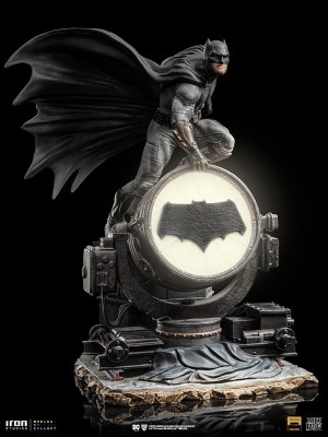 Batman on Batsignal Deluxe 1/10 Scale Statue with Lights
